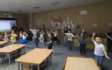 Dzieci wykonują piosenkę przed rodzicami