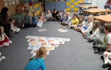 Dzieci wykonują zadanie grupowe