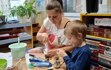 Mama z synem robią deser