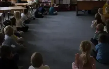 Dzieci oglądają film edukacyjny o piramidzie żywienia