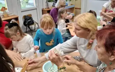 Dzieci z rodzicami przygotowują desery 