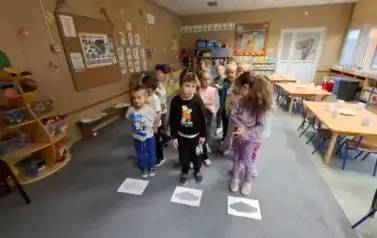 Dzieci stoją obok wybranej chmurki 