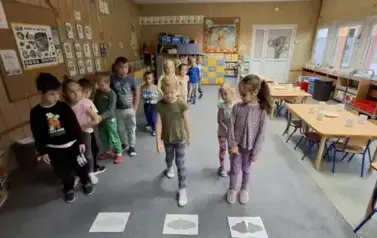 Dzieci stoją obok wybranej chmurki 