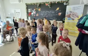 Dzieci śpiewają piosenkę dla senior&oacute;w z hospicjum 
