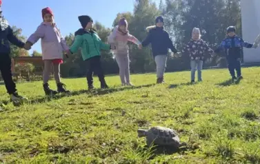 Dzieci obserwują spacer ż&oacute;łwia