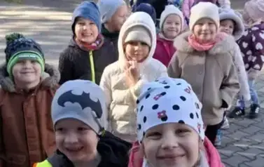 Grupa Zajączk&oacute;w przed hospicjum 