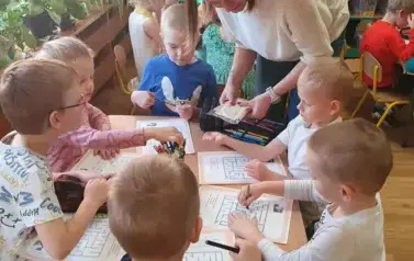 Dzieci rozwiązują zadania