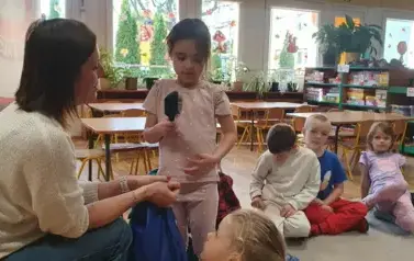 Dzieci grają w grę "prawda/fałsz"