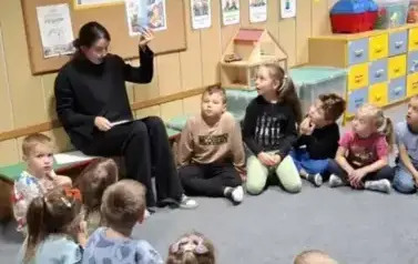 Dzieci słuchają opowiadania