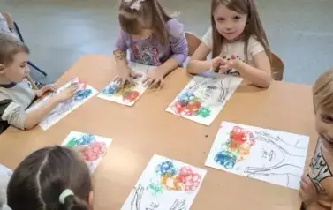 Dzieci wykonują swoje prace plastyczne