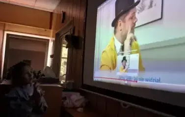 Dzieci oglądały dokument o sztuczkach magicznych