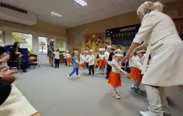 Dzieci tańczą 