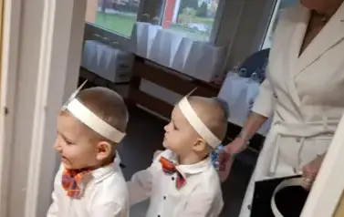 Dzieci robią pociąg 