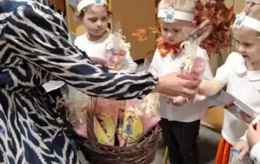 Dzieci otrzymują słodkości 