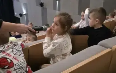 Dziewczyka odpowiada na pytania