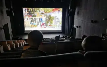 Dzieci oglądają film