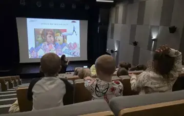 Dzieci biorą udział w dyskusji na temat filmu