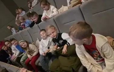 Dzieci siedzą w kinie