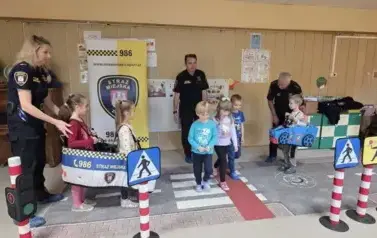 Dzieci odgrywają ruch drogowy