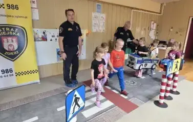 Dzieci odgrywają ruch drogowy