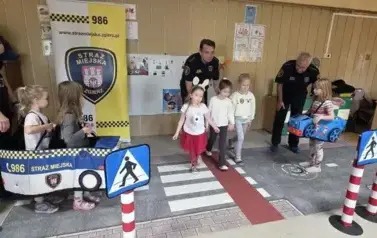 Dzieci odgrywają ruch drogowy