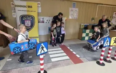 Dzieci odgrywają ruch drogowy