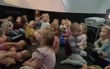 Dzieci w kinie sferycznym