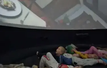 Dzieci w kinie sferycznym