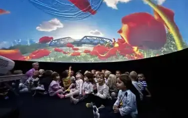 Dzieci w kinie sferycznym