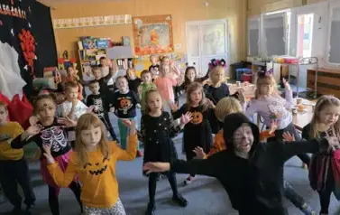 Dzieci tańczą 