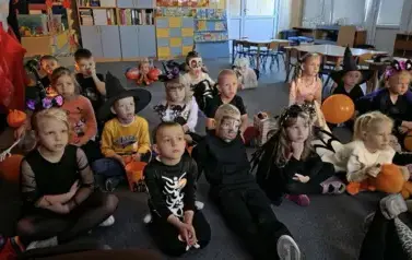 Dzieci oglądają film 