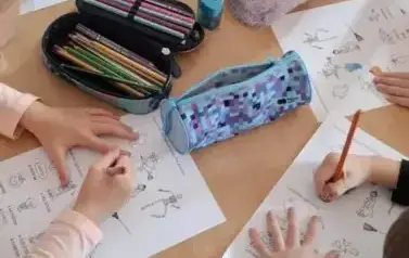 Dzieci zaznaczają na kartach pracy to co usłyszą 