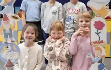 Dzieci pozują w fotobudce 