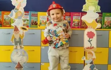 Dziecko pozuje do zdjęcia w fotobudce 