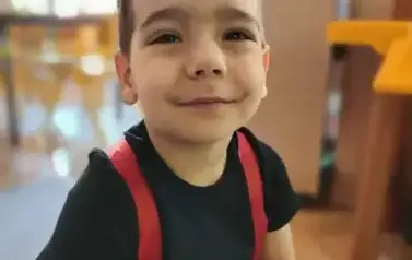 Dziecko pozuje do zdjęcia 