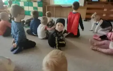 Dzieci oglądają bajkę 