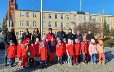 Dzieci pozują do zdjęcia z władzami miasta Zgierza 