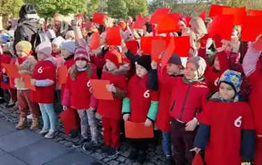 Dzieci biorą udział w akcji "Żywa Flaga"  