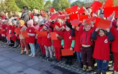 Dzieci biorą udział w akcji "Żywa Flaga"  