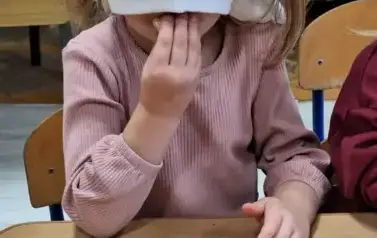 Dziecko bierze udział w zadaniu projektowym
