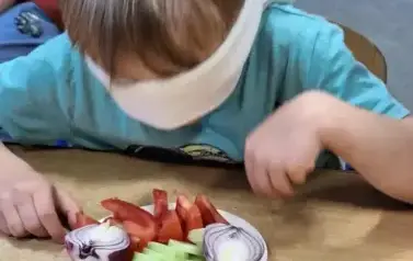 Dziecko bierze udział w zadaniu projektowym