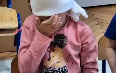 Dziecko bierze udział w zadaniu projektowym