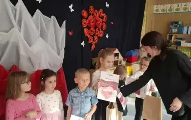 Prowadząca wręcza dyplom i nagrody