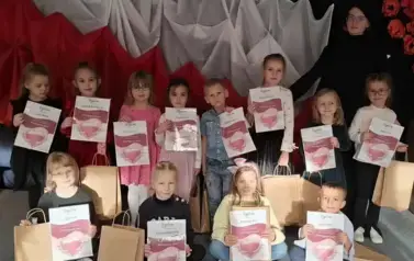 Grupowe zdjęcie uczestnik&oacute;w konkursu