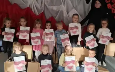 Grupowe zdjęcie uczestnik&oacute;w konkursu