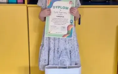 Dziewczynka pozuje do zdjęcia