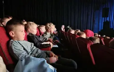 Dzieci oglądają spektakl