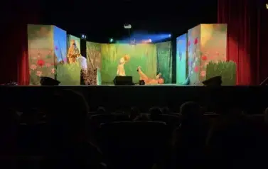 Zdjęcie aktor&oacute;w w trakcie sztuki