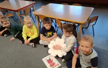 Dzieci pozują do zdjęcia
