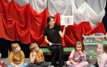 Prowadząca opowiada o Gniewku